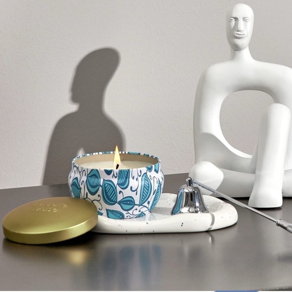 La Jolie Muse Sage and Eucalyptus Scented Candle - Picture 3 of 5